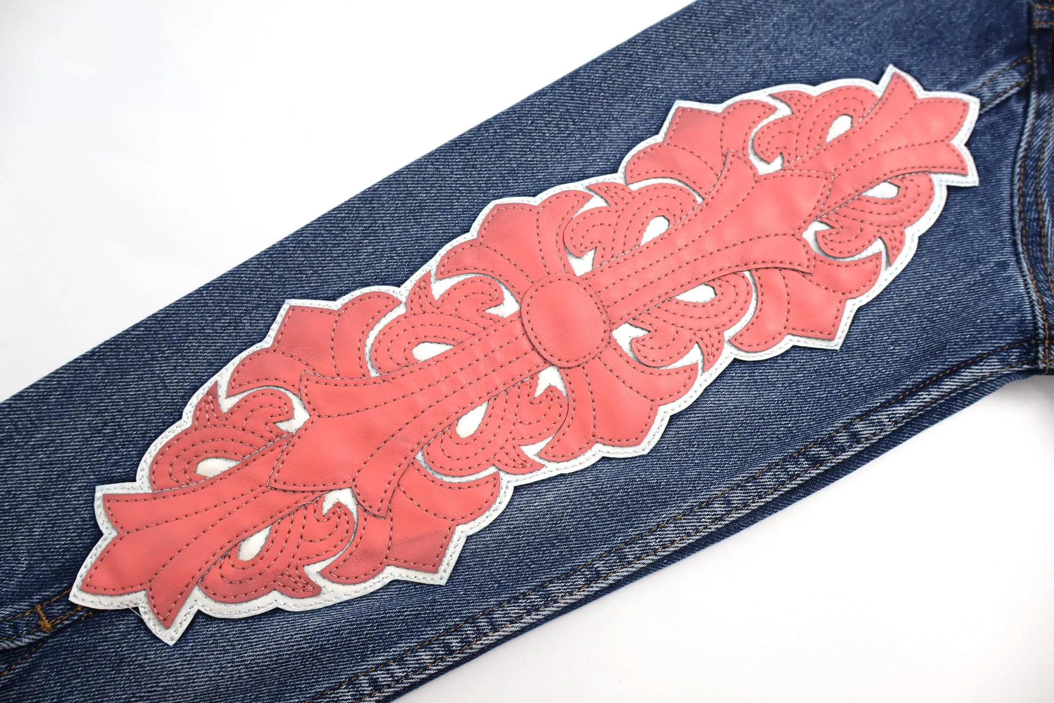 🅿️810 [Exclusive supply] CH Crow Heart Sleeve Cross-Flat Denim Jacket This denim jacket takes the brand's iconic cross element as its core, and stages a wonderful dialogue between hardcore aesthetics and street fashion on retro distressed denim fabric. Design details: the visual fantasy of Gothic symbols, the multi-dimensional expression of the cross totem: the red and white contrasting cross patches are staggered on the chest and back, making the brand more recognizable; the hollow cross pattern leather splicing on the sleeves combines the mystery of religious symbols with the punk-style deconstructed design. Every detail tells the dark aesthetics of Crowe's heart. Retro distressing with denim texture: Selected denim fabrics are treated with distressing techniques to show natural fading and texture, which not only retains the retro accent of denim items, but also adds a casual sense to the overall look. The ingenuity of hardware and tailoring: the metal buttons and hardware all have Croxin's iconic pattern, which shines with exquisite luster under the refraction of light; the neat tailoring of the classic denim jacket is suitable for a variety of wearing scenarios, and can create a strong personal style whether it is layered or worn alone. Croxin's denim jacket is not only a piece of clothing, but also a style badge that highlights unique aesthetics and rebellious attitude. For those who pursue individuality, they can leave their own hardcore mark in the fashion field. Size:S-M-L-XL